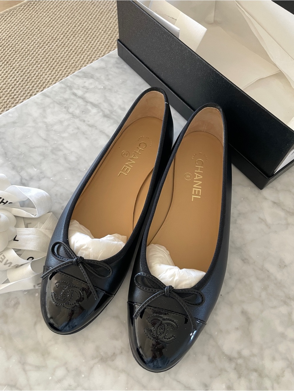 CHANEL Black Leather CC Logo Ballet Flats with Bow - Picture 3 of 10